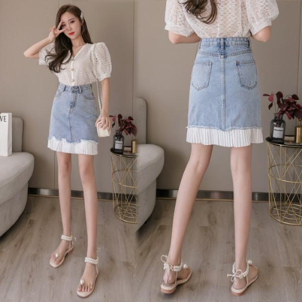 Modern női farmerszoknya hajtogatott résszel és magas derékkal