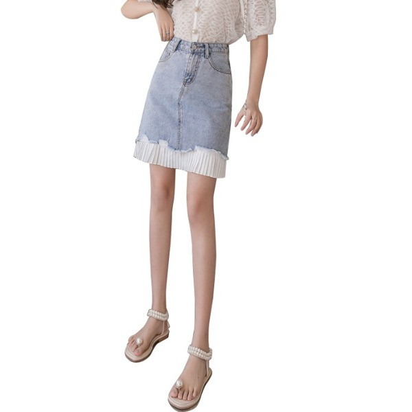 Modern női farmerszoknya hajtogatott résszel és magas derékkal