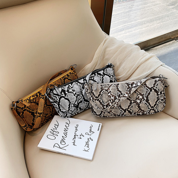 Eko bőrből készült kis női válltáska állatmintával