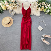 Hosszú női ruha Vékony modell vékony pántokkal és hasítékkal