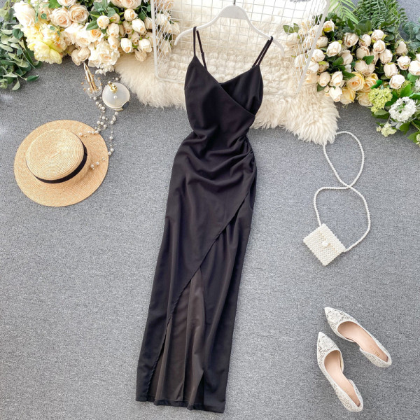 Hosszú női ruha Vékony modell vékony pántokkal és hasítékkal