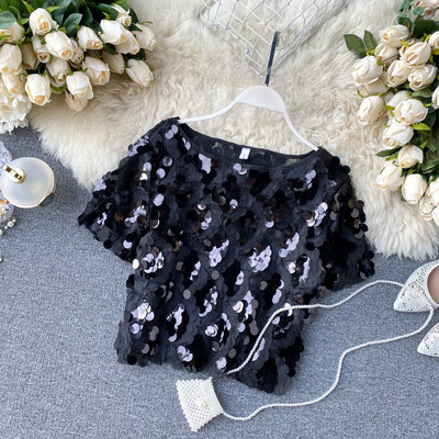 Μοντέρνο κοντό μπλουζάκι με ωοειδές ντεκολτέ και πούλιες