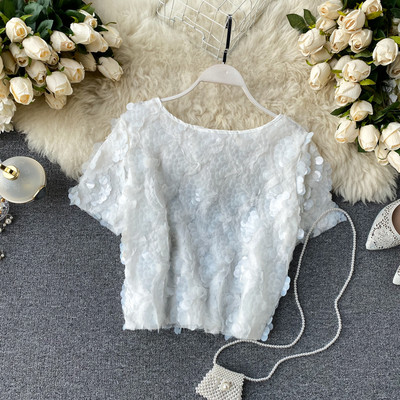 Μοντέρνο κοντό μπλουζάκι με ωοειδές ντεκολτέ και πούλιες