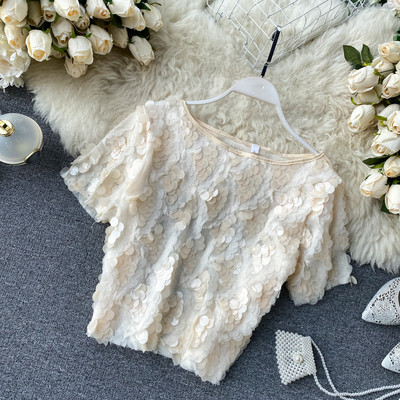 Μοντέρνο κοντό μπλουζάκι με ωοειδές ντεκολτέ και πούλιες