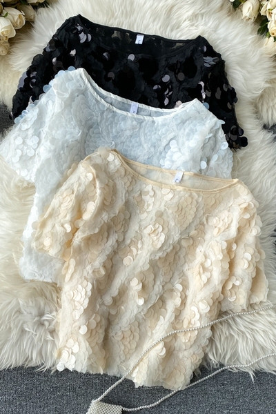 Μοντέρνο κοντό μπλουζάκι με ωοειδές ντεκολτέ και πούλιες