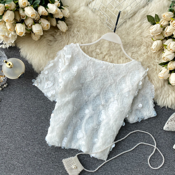 Μοντέρνο κοντό μπλουζάκι με ωοειδές ντεκολτέ και πούλιες