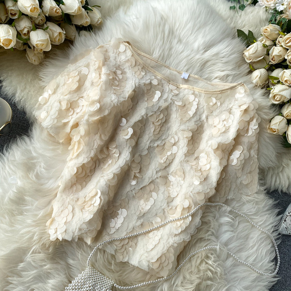 Μοντέρνο κοντό μπλουζάκι με ωοειδές ντεκολτέ και πούλιες