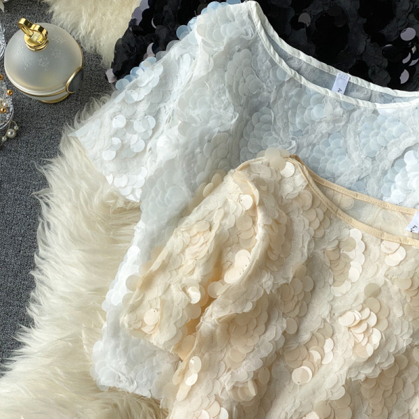 Μοντέρνο κοντό μπλουζάκι με ωοειδές ντεκολτέ και πούλιες