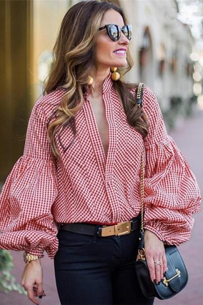 Modern női kockás ing mély nyakkivágással és piros ujjal