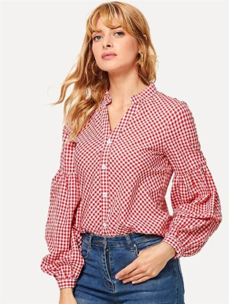 Modern női kockás ing mély nyakkivágással és piros ujjal