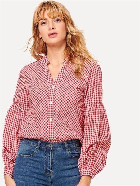 Modern női kockás ing mély nyakkivágással és piros ujjal
