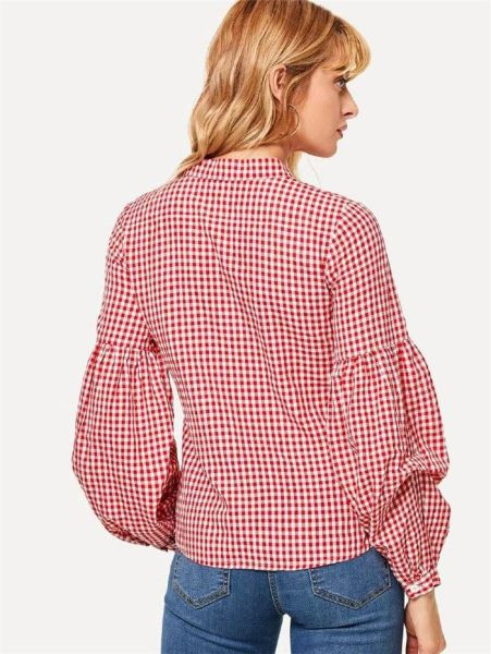 Modern női kockás ing mély nyakkivágással és piros ujjal
