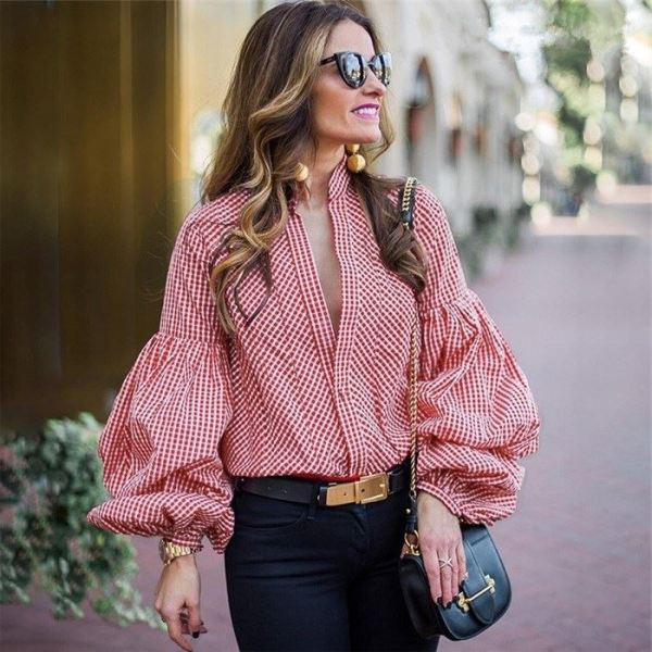 Modern női kockás ing mély nyakkivágással és piros ujjal