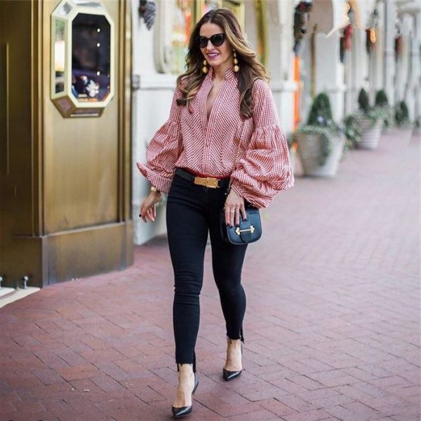 Modern női kockás ing mély nyakkivágással és piros ujjal