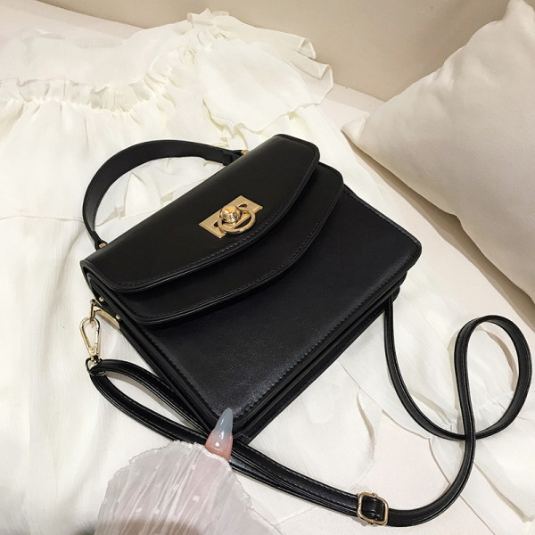 Eko bőrből készült stílusos női táska rövid és hosszú füllel, fém rögzítéssel