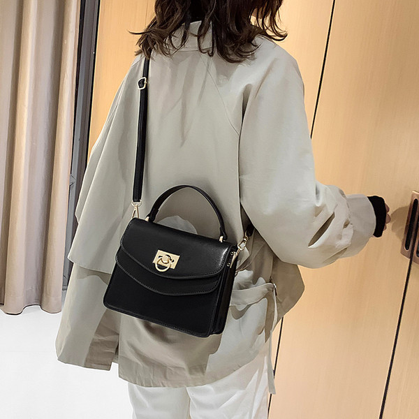 Eko bőrből készült stílusos női táska rövid és hosszú füllel, fém rögzítéssel