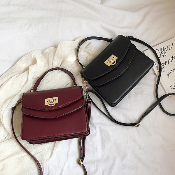 Eko bőrből készült stílusos női táska rövid és hosszú füllel, fém rögzítéssel