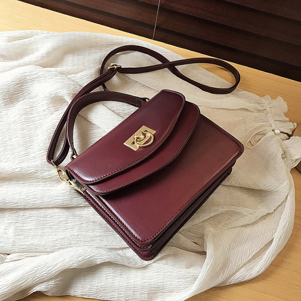 Eko bőrből készült stílusos női táska rövid és hosszú füllel, fém rögzítéssel