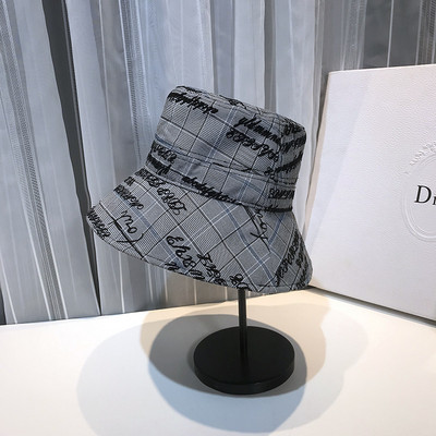 Γυναικείο καρό καπέλο με γράμματα