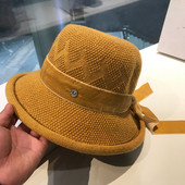 Kötött női sapka bársony nyakkendővel