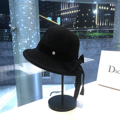 Kötött női sapka bársony nyakkendővel