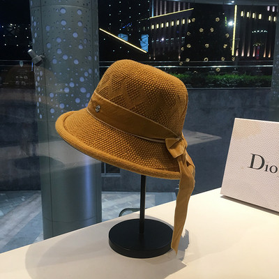 Kötött női sapka bársony nyakkendővel