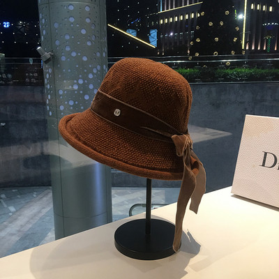 Kötött női sapka bársony nyakkendővel