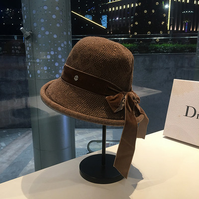 Kötött női sapka bársony nyakkendővel