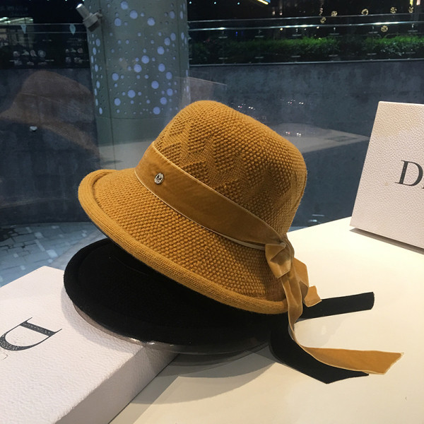 Kötött női sapka bársony nyakkendővel