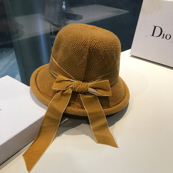 Kötött női sapka bársony nyakkendővel