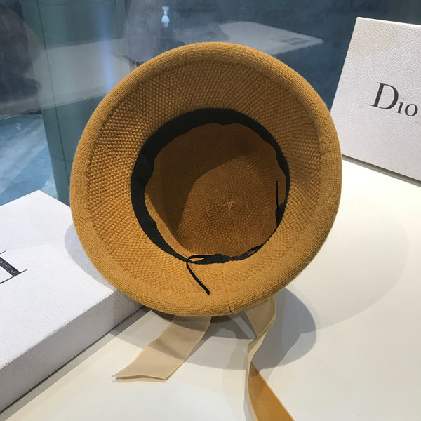 Kötött női sapka bársony nyakkendővel