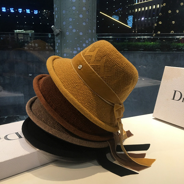 Kötött női sapka bársony nyakkendővel