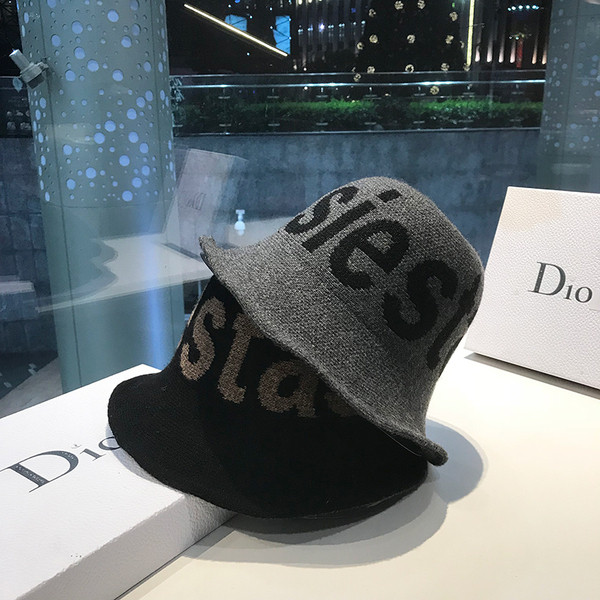 Μάλλινο πλεκτό  γυναικείο καπέλο με γράμματα "FIESTA"