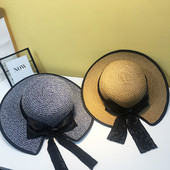 Női szalmakalap csipkeszalaggal