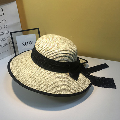 Női szalmakalap csipkeszalaggal