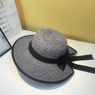 Női szalmakalap csipkeszalaggal