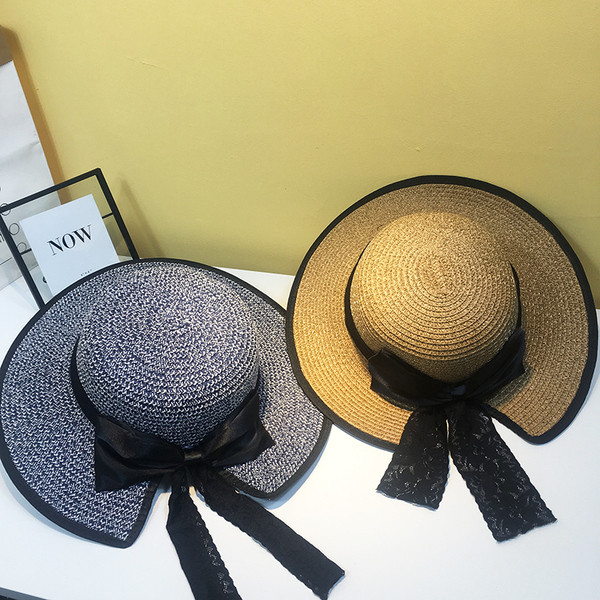 Női szalmakalap csipkeszalaggal