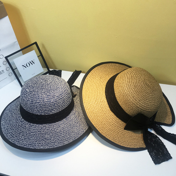 Női szalmakalap csipkeszalaggal