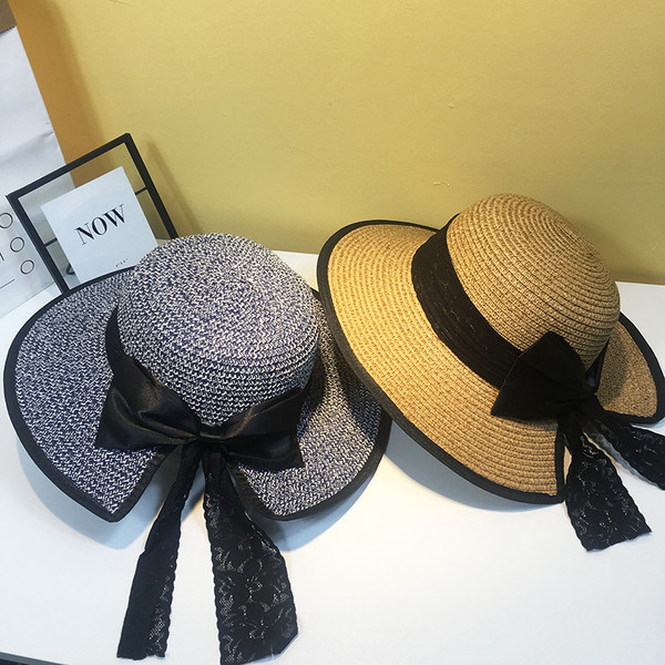 Női szalmakalap csipkeszalaggal