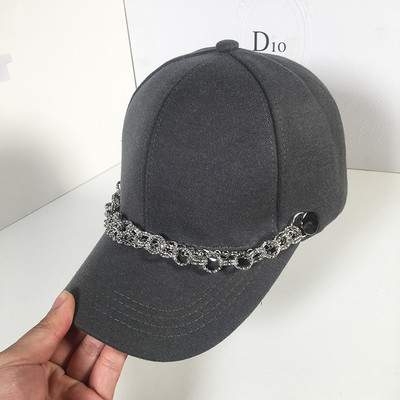 Κομψό γυναικείο καπέλο με γείσο και μεταλλικές αλυσίδες