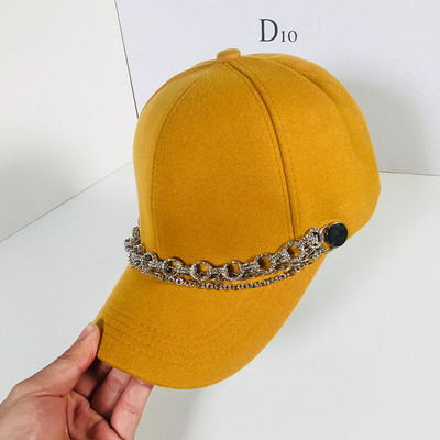 Κομψό γυναικείο καπέλο με γείσο και μεταλλικές αλυσίδες