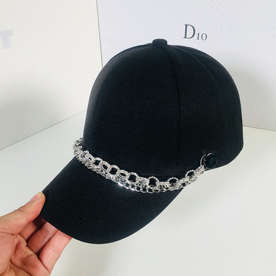 Κομψό γυναικείο καπέλο με γείσο και μεταλλικές αλυσίδες