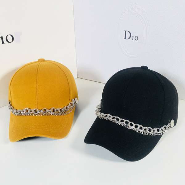 Κομψό γυναικείο καπέλο με γείσο και μεταλλικές αλυσίδες