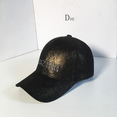 Modern női sapka napellenzővel, fényes részecskékkel és hímzett `AMAZING` felirattal