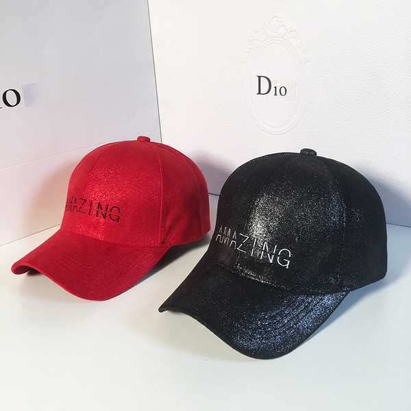 Modern női sapka napellenzővel, fényes részecskékkel és hímzett `AMAZING` felirattal