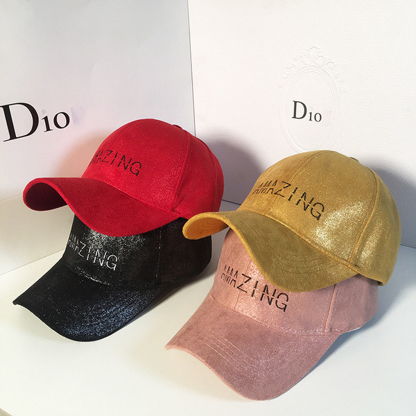 Modern női sapka napellenzővel, fényes részecskékkel és hímzett `AMAZING` felirattal