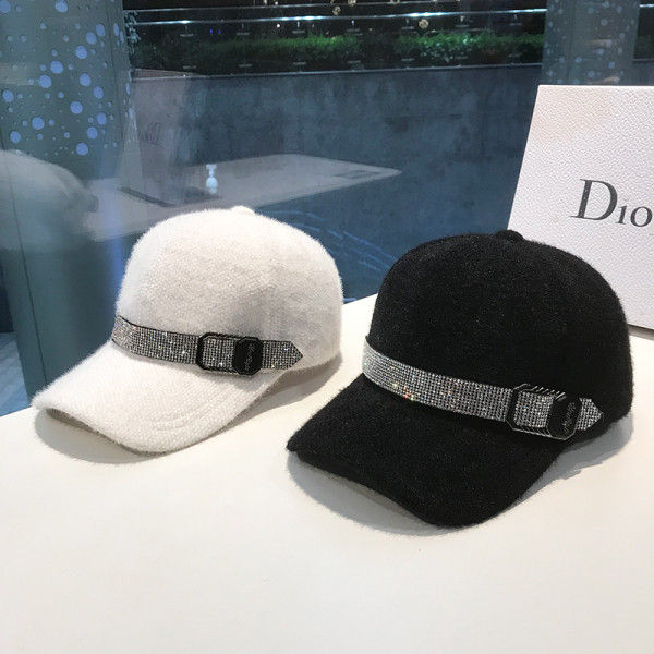 Elegáns női pehelysapka fényes kövekkel díszített csattal