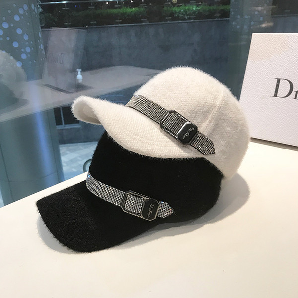 Elegáns női pehelysapka fényes kövekkel díszített csattal