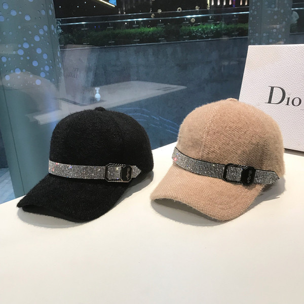 Elegáns női pehelysapka fényes kövekkel díszített csattal