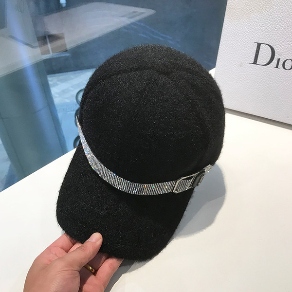 Elegáns női pehelysapka fényes kövekkel díszített csattal